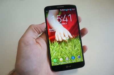 LG_G2_in_hand