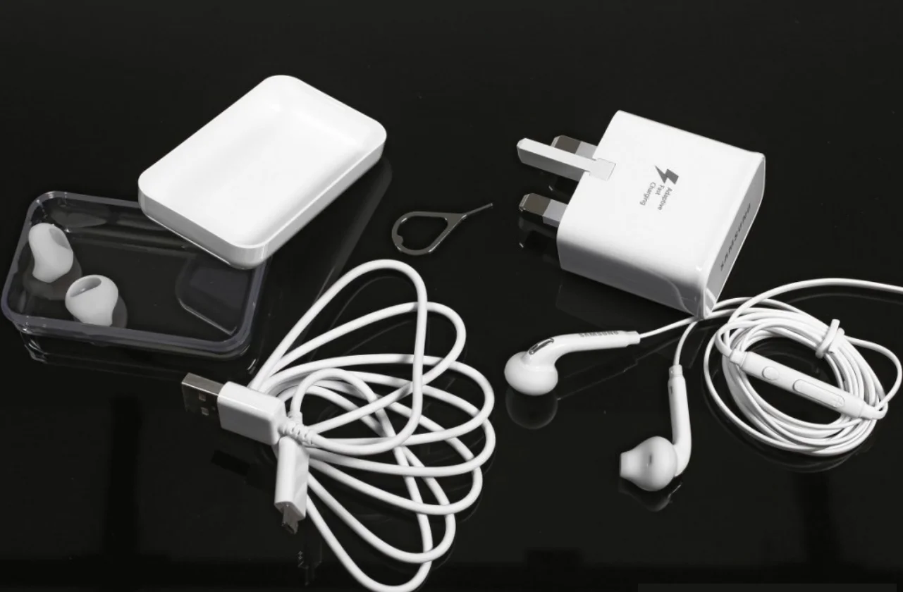 محتویات داخل جعبه شامل خود گوشی، شارژر دیواری، کابل microUSB، هدست استریو و یک جفت Booklet می باشد