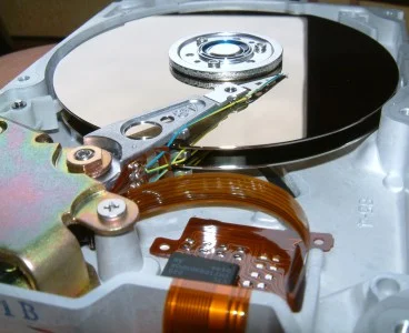 Innansicht_Festplatte_512_MB_von_Quantum آیا آهن ربا می تواند به هارد درایو لپ تاپ آسیب بزند؟ - دیجینوی