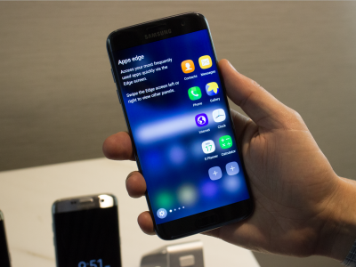 the-galaxy-s7-edge-has-widgets-on-the-curved-displays-edges.jpg