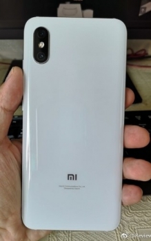 تصویر Xiaomi Mi 8X در دست مدیرعامل شیائومی به بیرون درز پیدا کرد - دیجینوی