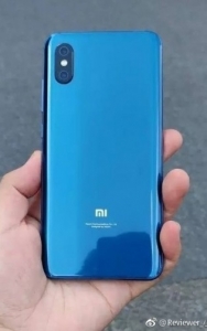 تصویر Xiaomi Mi 8X در دست مدیرعامل شیائومی به بیرون درز پیدا کرد - دیجینوی