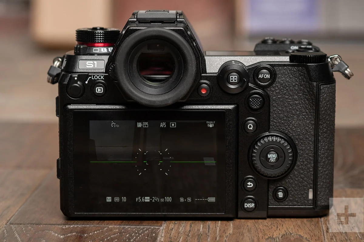 بررسی تخصصی دوربین Panasonic Lumix S1 - دیجینوی