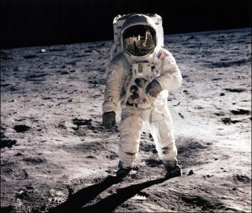 گوگل برنامه‌ی واقعیت افزوده Apollo 11 را ساخت - دیجینوی