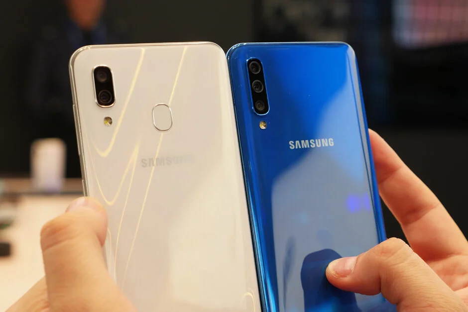 Samsung-Galaxy-A30-and-A50-hands-on ۱۲ ترند رو به زوال در دنیای گوشی هوشمند - سامسونگ اپل