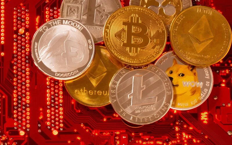 FILE PHOTO: Representations of cryptocurrencies Bitcoin, Ethereum, DogeCoin, Ripple, Litecoin are placed on PC motherboard in this illustration taken رمزارزها
