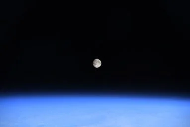 earth moon ماه و زمین