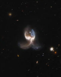 hubble-inspects-a-set-of-galactic-wings-720x720 هابل