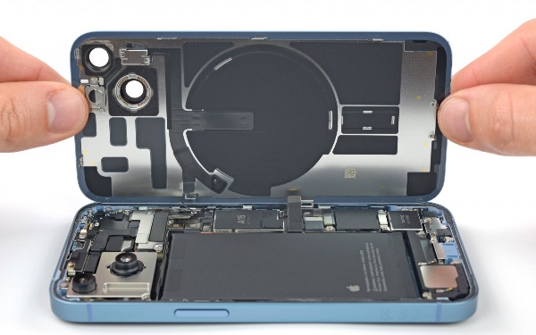 iFixit امتیاز ۷ از ۱۰ را به تعمیرپذیری آیفون ۱۴ داد [تماشا کنید] - دیجینوی