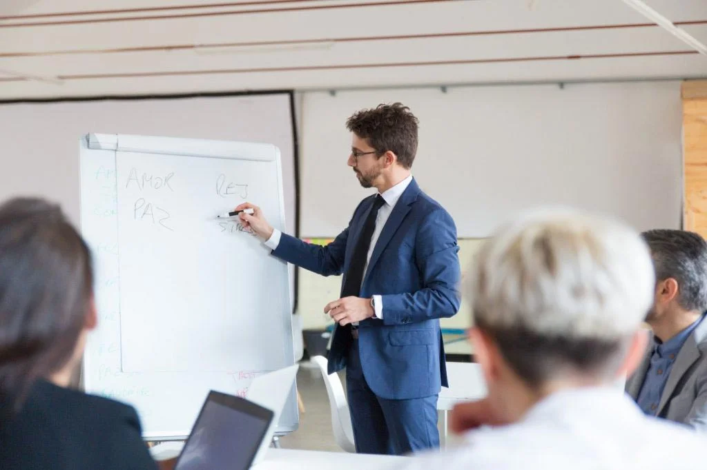 education-office-4 فرایند آموزش کارکنان چیست