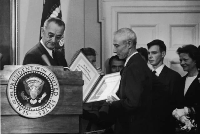 J Robert Oppenheimer 3 جی. رابرت اوپنهایمر
