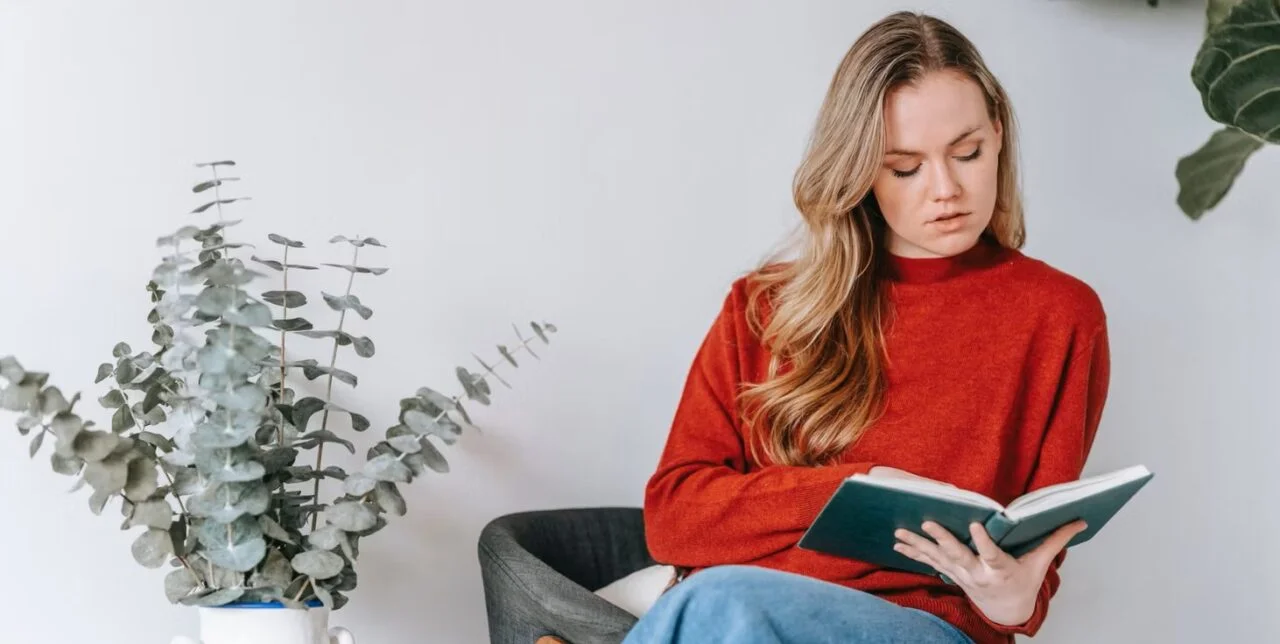 girl-reading-book فریلنسر