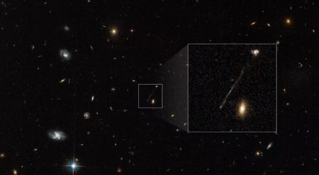 This supermassive black hole is leaving a trail of new stars in i ts wake تلسکوپ هابل
