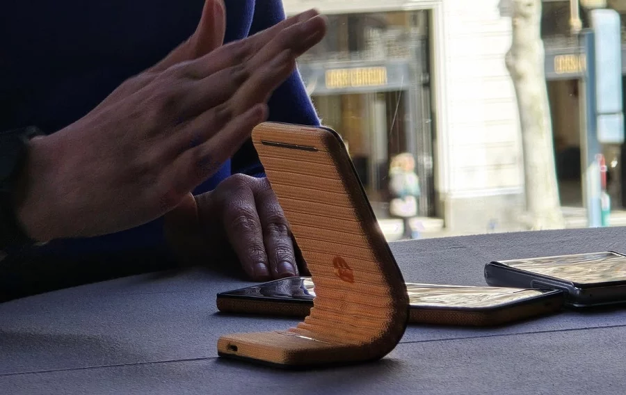 A flexible phone1 گوشی انعطافپذیر موتورولا