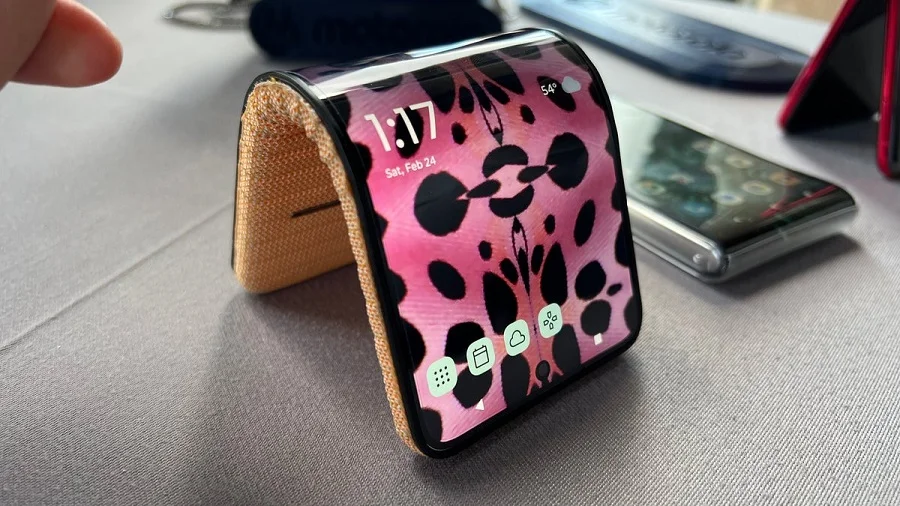 A flexible phone5 گوشی انعطافپذیر موتورولا