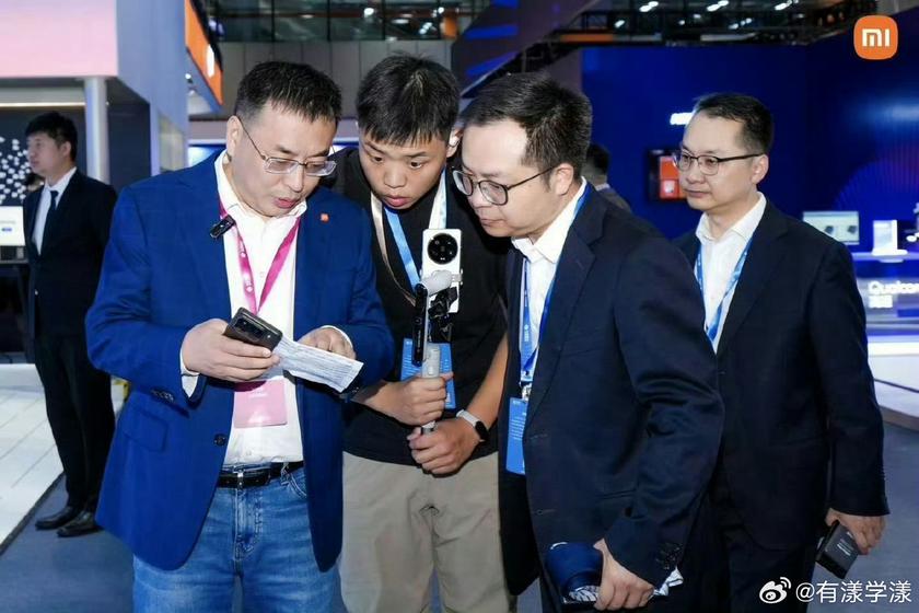 Xiaomi 15 Pro is in the hands of the companys vice president photo-2 شیائومی 15 پرو در دست معاون شرکت