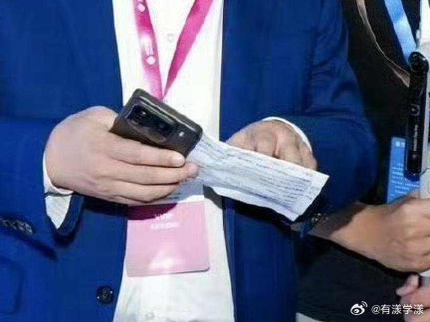 Xiaomi 15 Pro is in the hands of the companys vice president photo-3 شیائومی 15 پرو در دست معاون شرکت