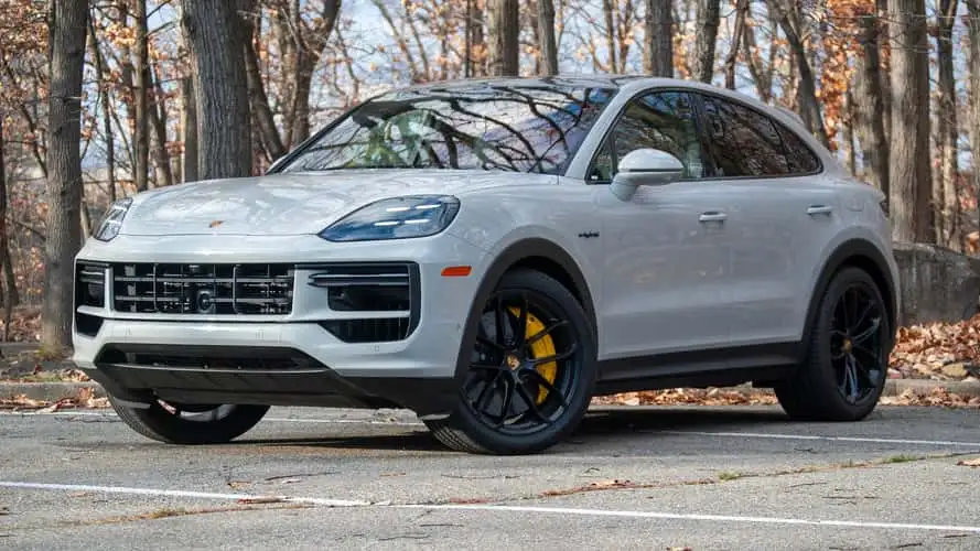 2024-porsche-cayenne-turbo-e-hybrid حتی پورشه هم از بلای کاهش فروش، به دلیل تعرفه های ترامپ در امان نماند - دیجینوی