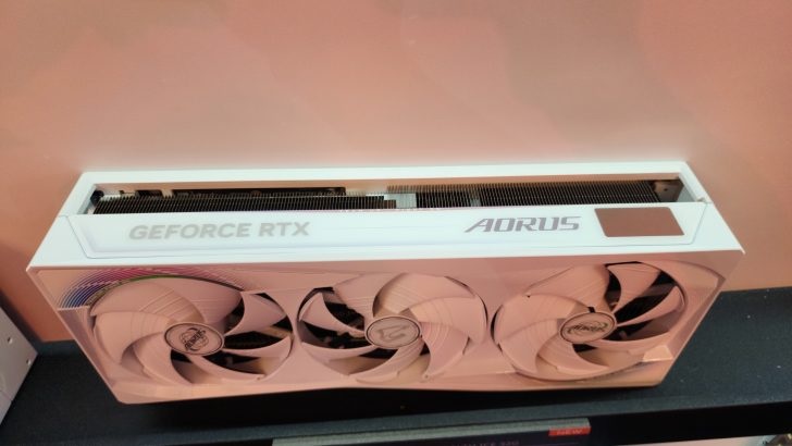 Gigabyte Displays Stealthy AORUS RTX 5090 Stealth ICE GPU-1 گیگابایت کارت گرافیک Stealthy AORUS RTX 5090 Stealth ICE را به نمایش گذاشت