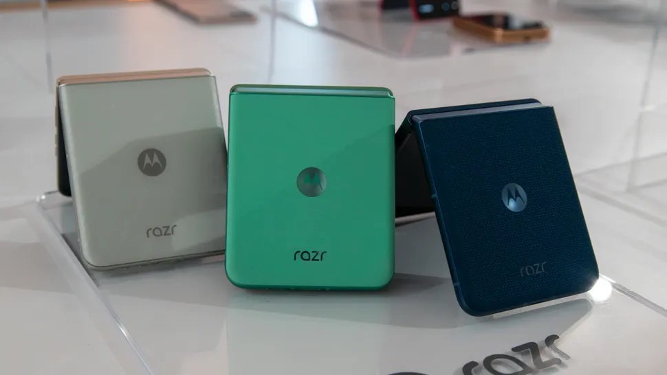 How fast is the Motorola Razr 2025 charging speed1 سرعت شارژ گوشیهای تاشو موتورولا ریزر 2025 چقدر است؟