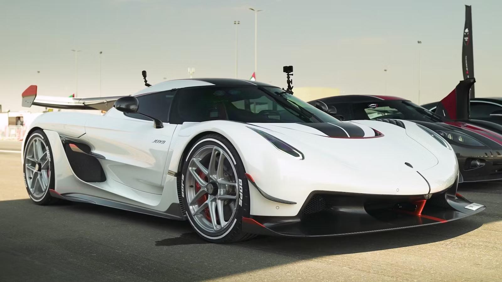 Koenigsegg-Jesko-Attack-front درگ نفسگیر بوگاتی شیرون و کونیگزگ یسکو؛ کدام یک سریعتر است؟ - دیجینوی