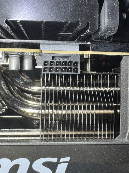 MSI Special Dual-Color 12-Pin Connector Burns On The GeForce RTX 5090-1 کانکتور MSI در کارت گرافیک GeForce RTX 5090 دچار سوختگی شد