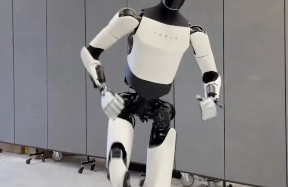 tesla robot ربات انساننمای تسلا حرکات موزون چشمگیری انجام میدهد! - دیجینوی