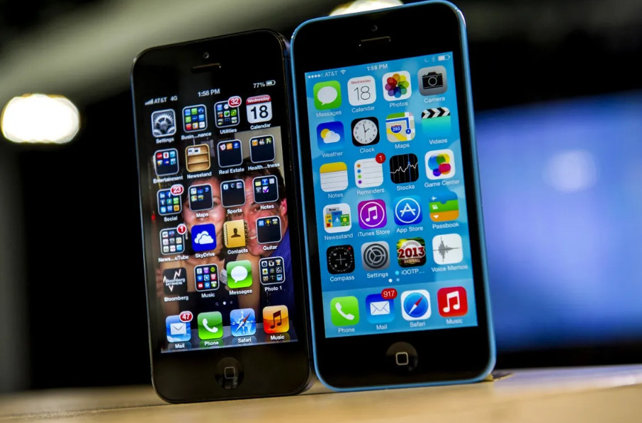 Apples first two iPhone software interfaces iOS 26 با طراحی Liquid Glass، زمینهساز تغییرات در آیفون ۲۰۲۷ خواهد بود! - دیجینوی