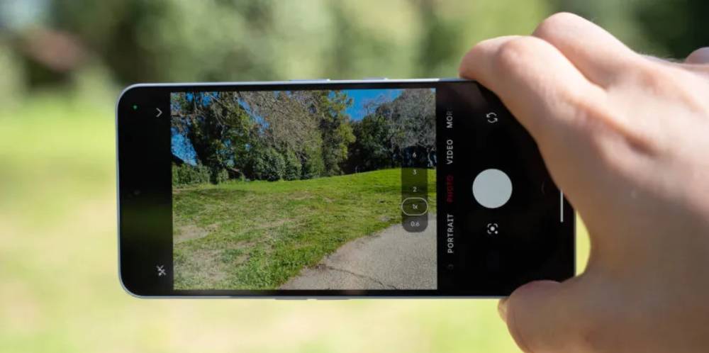 Nothing Phone 3a Pro camera app اپلیکیشن دوربین Nothing Phone 3a Pro سطوح بزرگنمایی از ۰٫۶ برابر تا ۶ برابر را نمایش میدهد. اپلیکیشن دوربین گوشی های اندرویدی