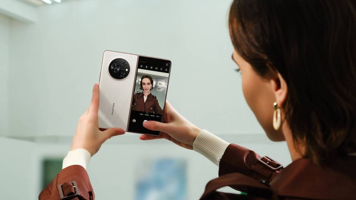 Tecno Phantom V Fold selfie with rear camera دوربین سلفی با دوربین پشتی گوشی تِکنو فانتوم وی فولد گرفته شده است. اپلیکیشن دوربین گوشی های اندرویدی