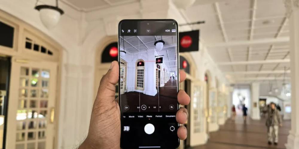 Xiaomi 14 Ultra شیائومی ۱۴ اولترا با اجرای اپلیکیشن دوربین HyperOS شیائومی. اپلیکیشن دوربین گوشی های اندرویدی
