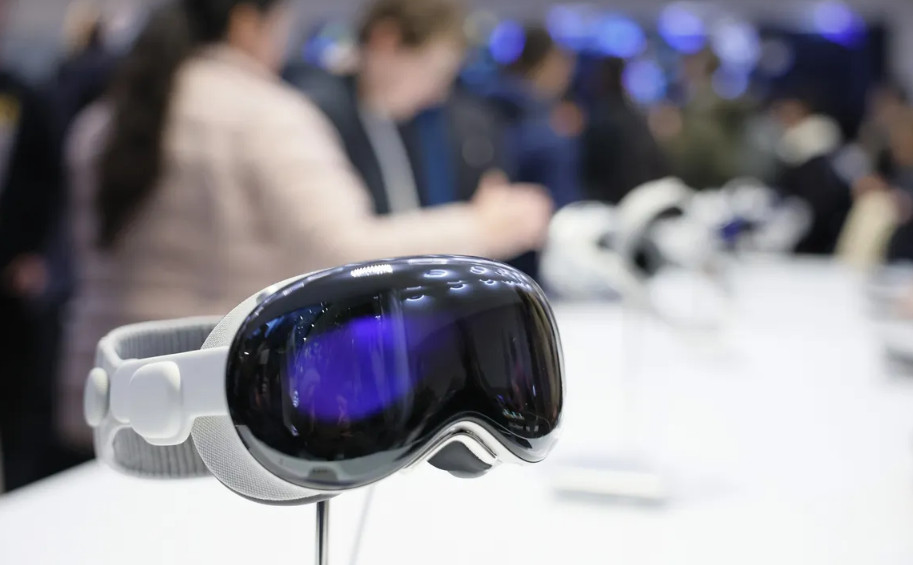 apple vison pro ۱۰ بحران بزرگ اپل؛ از عقب ماندن در هوش مصنوعی تا تهدید تعرفهها! - دیجینوی