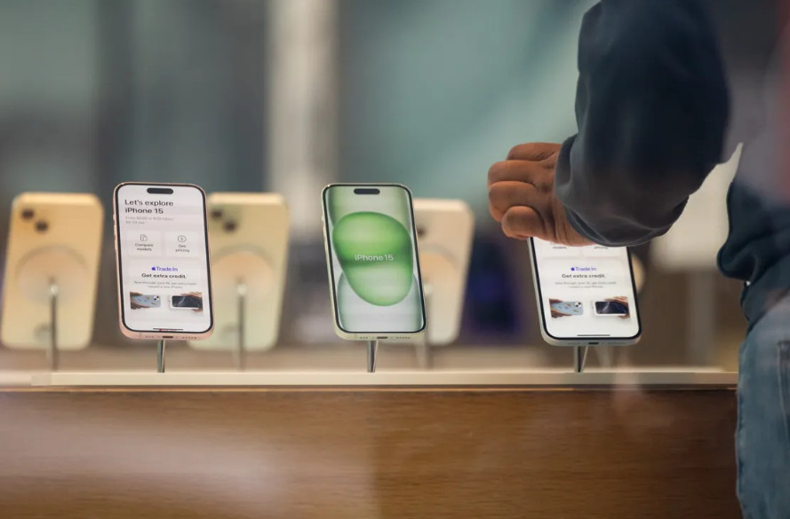 he iPhone 15 on display at an Apple retail store iOS 26 با طراحی Liquid Glass، زمینهساز تغییرات در آیفون ۲۰۲۷ خواهد بود! - دیجینوی