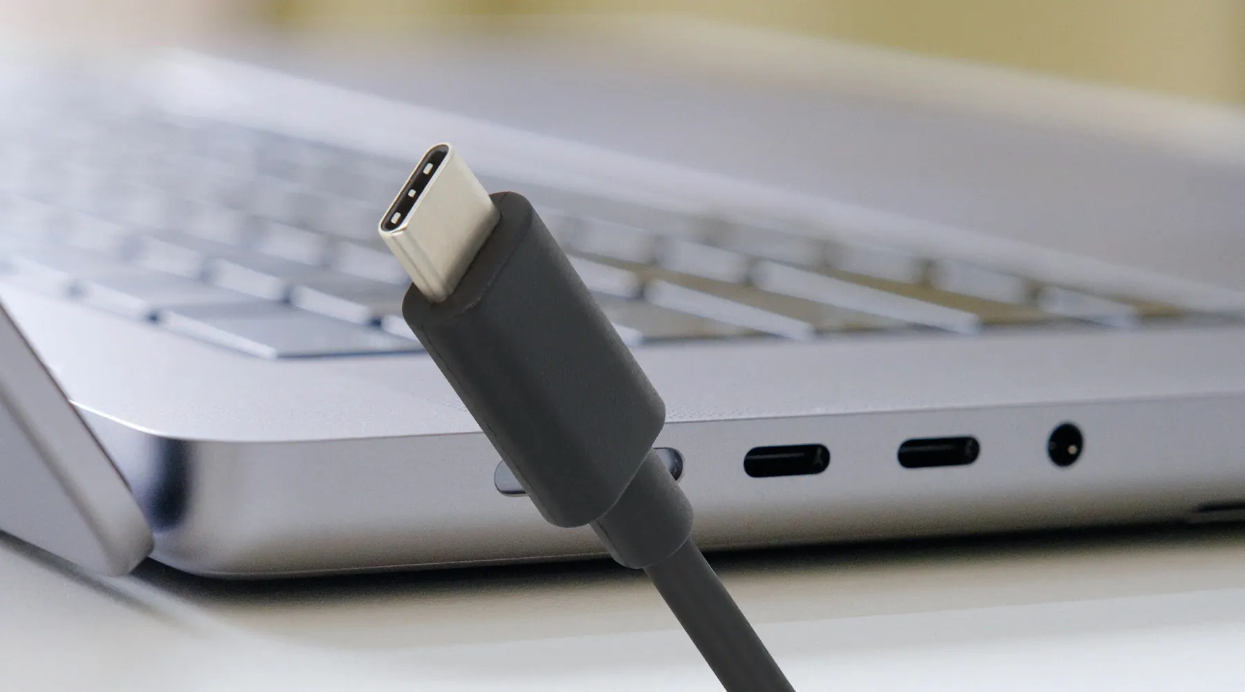 چگونه می‌توانیم لپتاپ خود را با USB-C شارژ کنیم؟