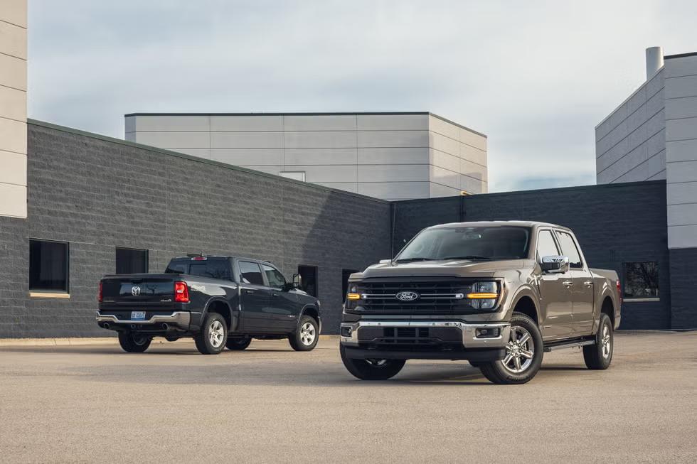 2025-ford-f-150-xlt-v-ram-1500-big-horn-265-67e43d39460b8 رقابت غولها: مقایسه فورد F-150 مدل ۲۰۲۵ و رم ۱۵۰۰ مدل ۲۰۲۵ - دیجینوی