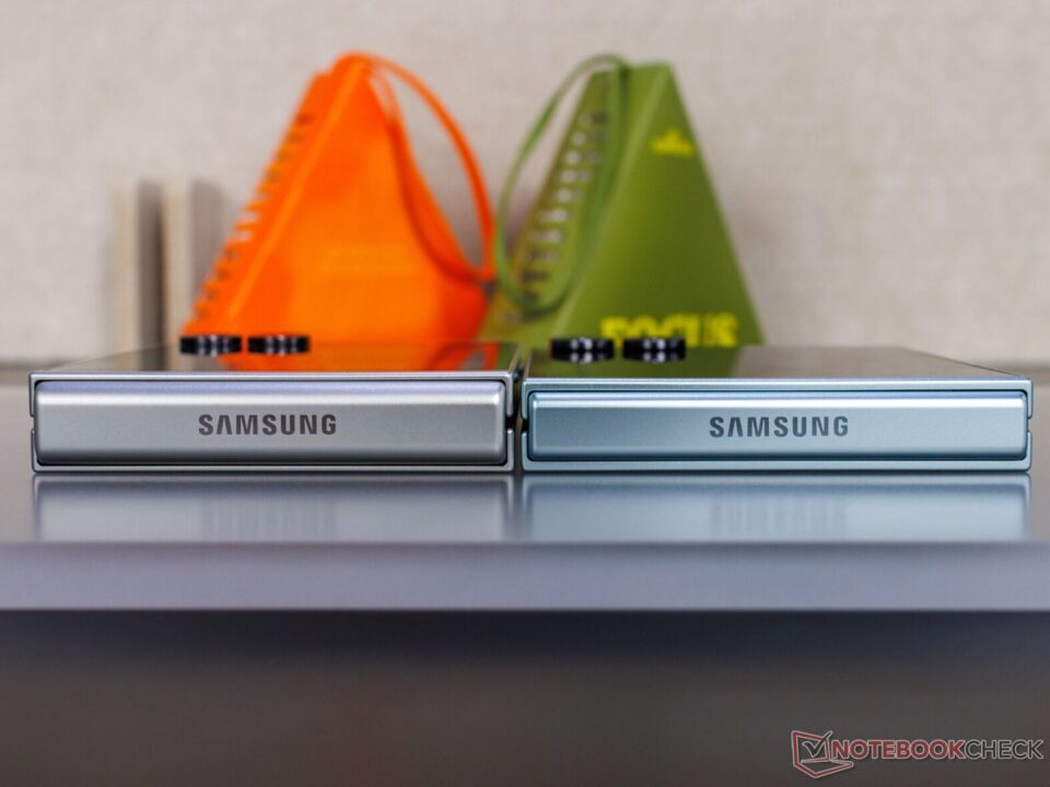 Galaxy-Z-Flip-7-FE-and-Flip-7-side-by-side-217 سامسونگ گلکسی زد فلیپ 7 FE در کنار زد فلیپ 7