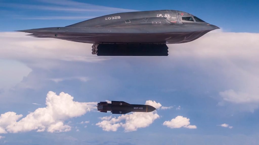 b-2-1024x576 ۱۰ حقیقت درباره بمبافکن B-21 ریدر نورثروپ گرومن - دیجینوی