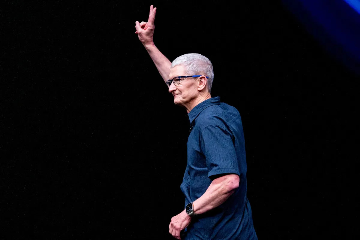 tim cook1 تیم کوک فعلاً قصد ترک اپل را ندارد، اما نشانههای تغییرات بزرگ ظاهر شدهاند