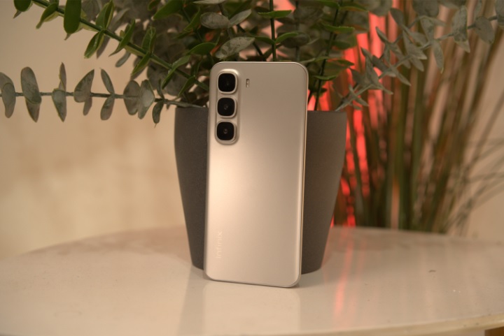 Vivo Y500 با باتری غول‌پیکر ۸۲۰۰ میلی‌آمپری معرفی می‌شود! - دیجینوی