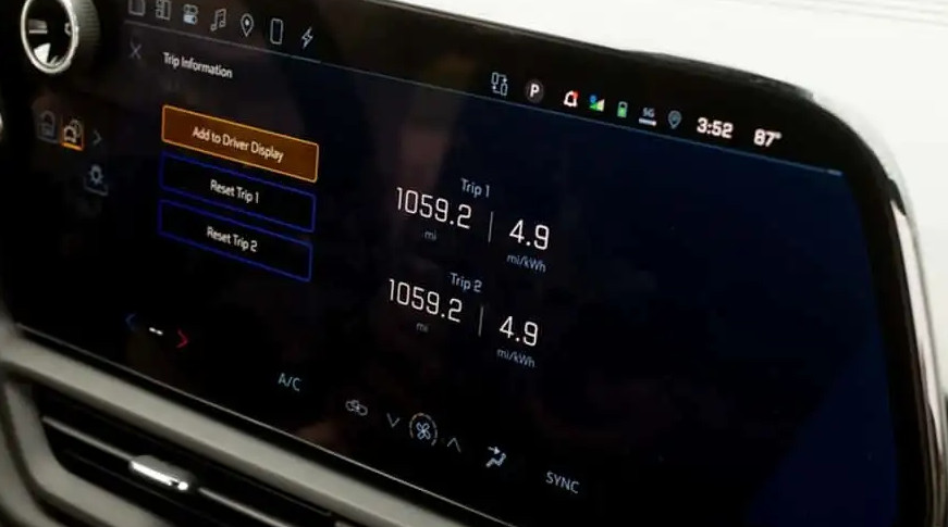 Chevrolet Smashed the EV Range World Record شورلت رکورد جهانی برد خودروهای الکتریکی را با Silverado شکست! - دیجینوی