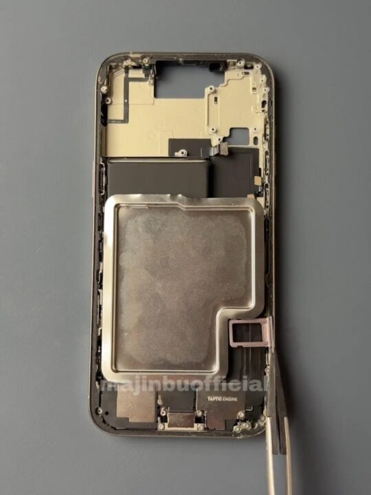 تصاویر جدیدی از باتری iPhone 17 Pro فاش شد
