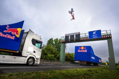 luc-ackermann-red-bull-bridge-traverse-motocross-stunt دیجینوی: اخبار و بررسی تكنولوژی، کامپیوتر، موبایل، اینترنت - صفحه 3