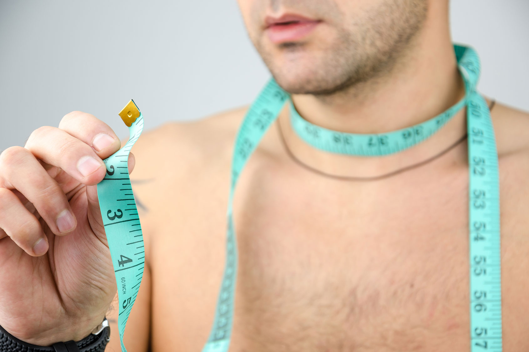 man_measuring_his_neck_494585544 دور گردن