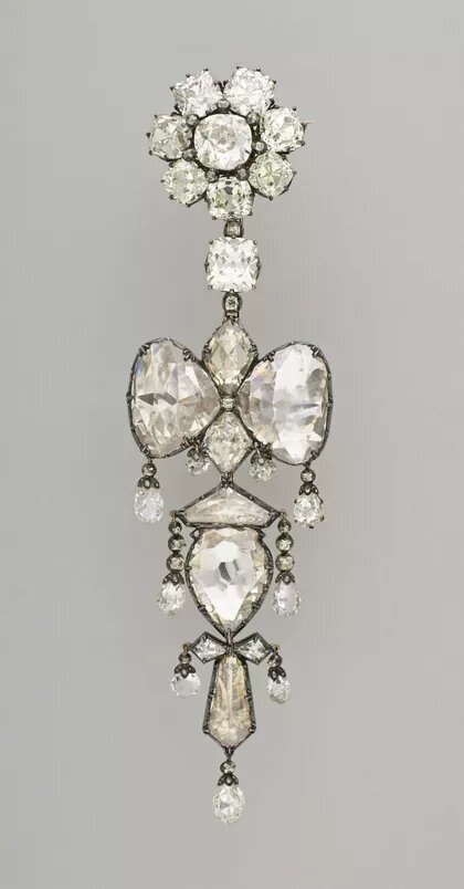 Everything we know about the Louvre jewellery heist-4 همه چیز درباره سرقت بزرگ موزه لوور فرانسه + تصاویر جواهرات - دیجینوی