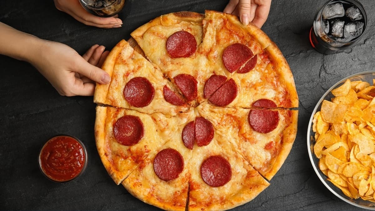 The Junk Foods That Harm Your Brain Most Ranked by New Research رتبهبندی ناسالمترین غذاها بر اساس تحقیقات جدید - دیجینوی