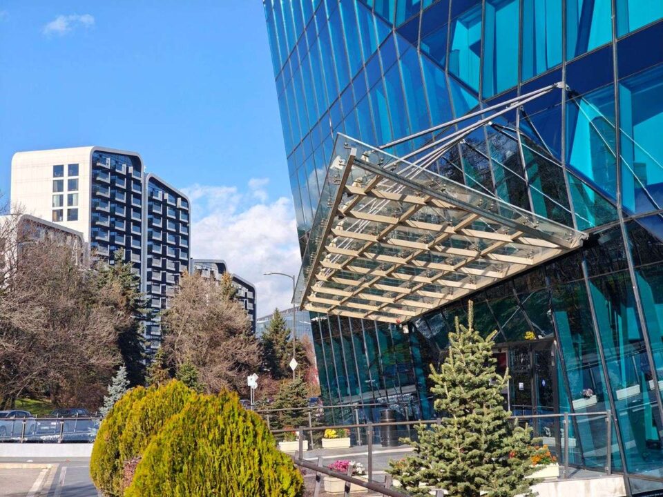 بررسی گوشی پوکو F8 پرو - دیجینوی