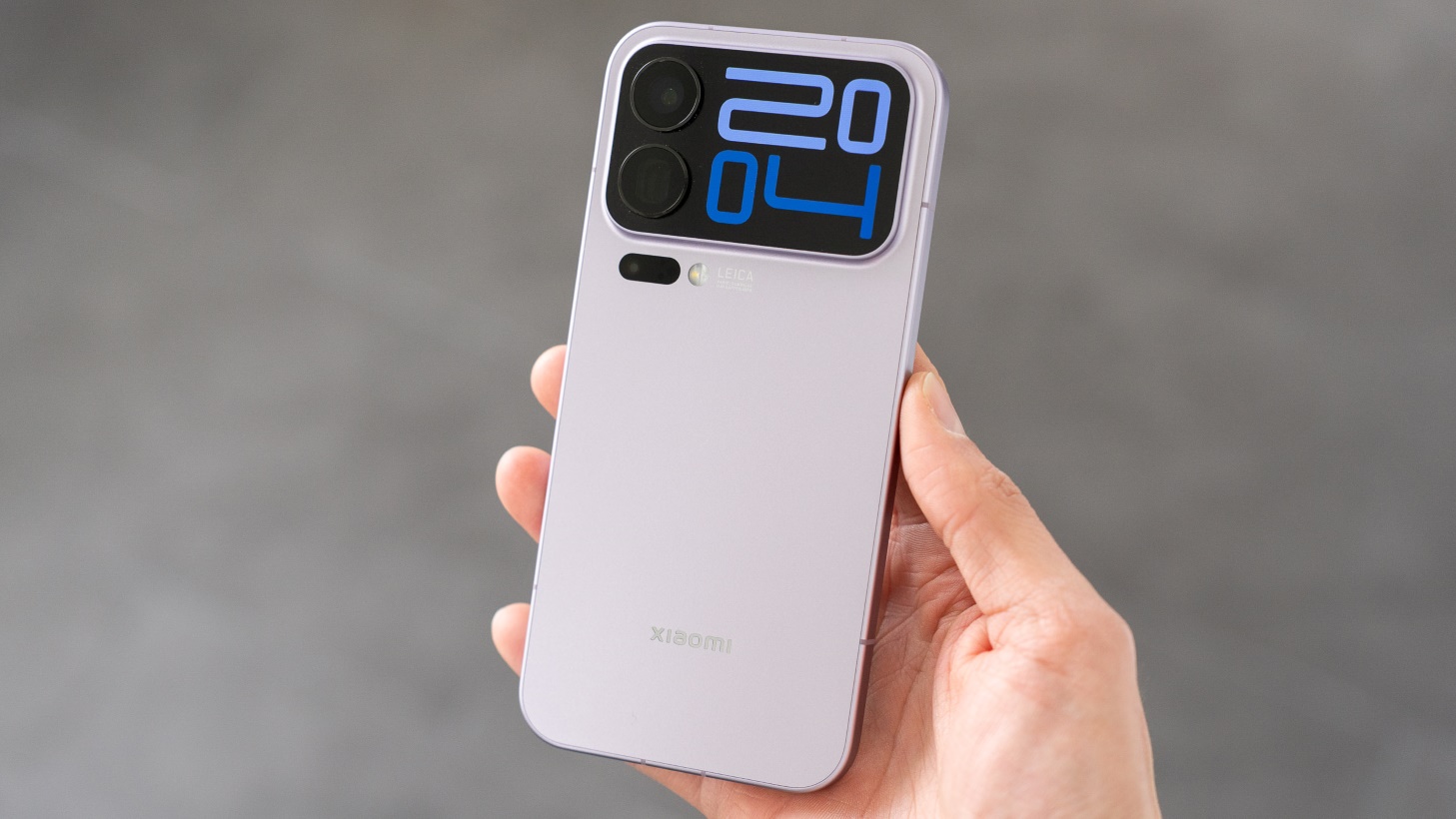 xiaomi-17-pro-max-in-der-hand-gehalten بررسی شیائومی ۱۷ پرو مکس | قهرمان باتری با دو نمایشگر