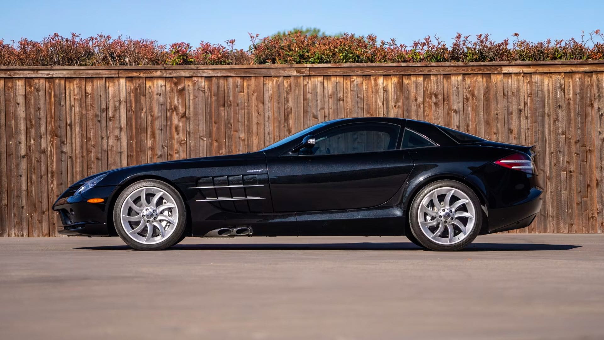 سوپر ماشینی که در پرونده‌های اپستین فاش شد: مرسدس ۴۵۰,۰۰۰ دلاری که سلبریتی‌ها نمی‌توانستند از آن دست بکشند - دیجینوی