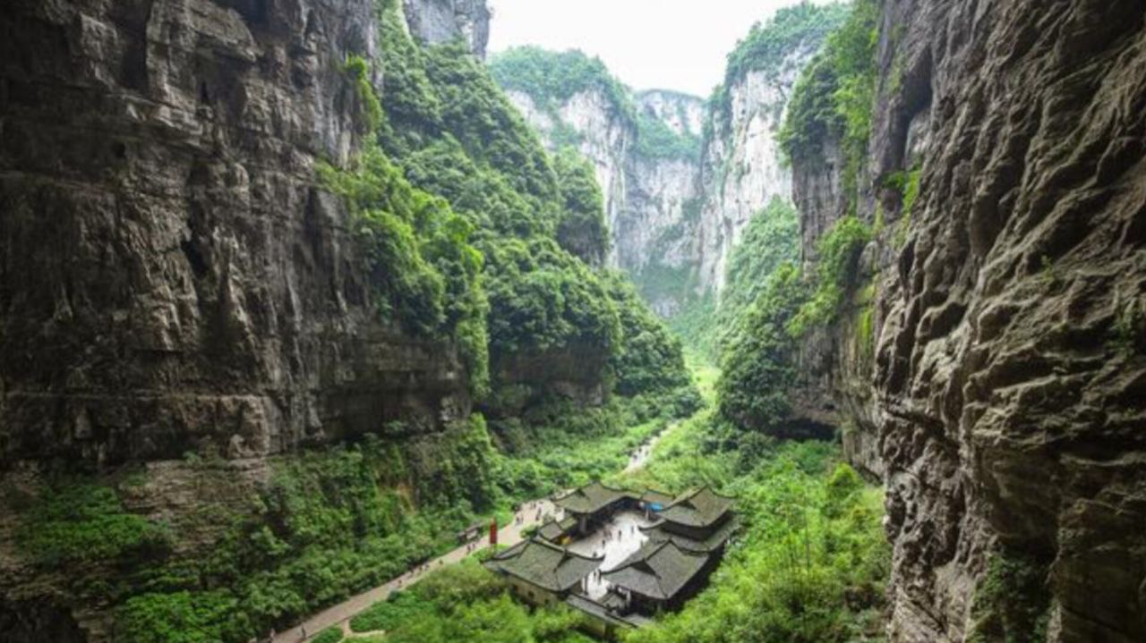 photo_5895471826928864075_y گودال بهشتی؛ بزرگترین چاله طبیعی جهان که شما را شگفتزده میکند - دیجینوی