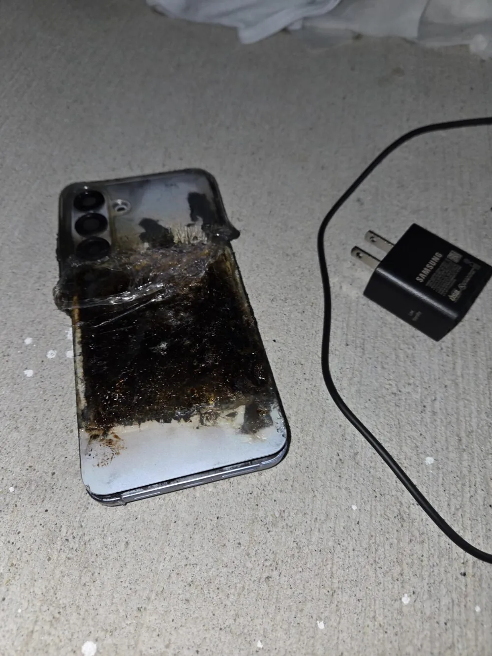 Exploded-Galaxy-S25-Plus-1000w-1333h 1 گلکسی S26 در جیب صاحبش منفجر شد؛ سوختگی شدید دستها و بدن | موبوگیم